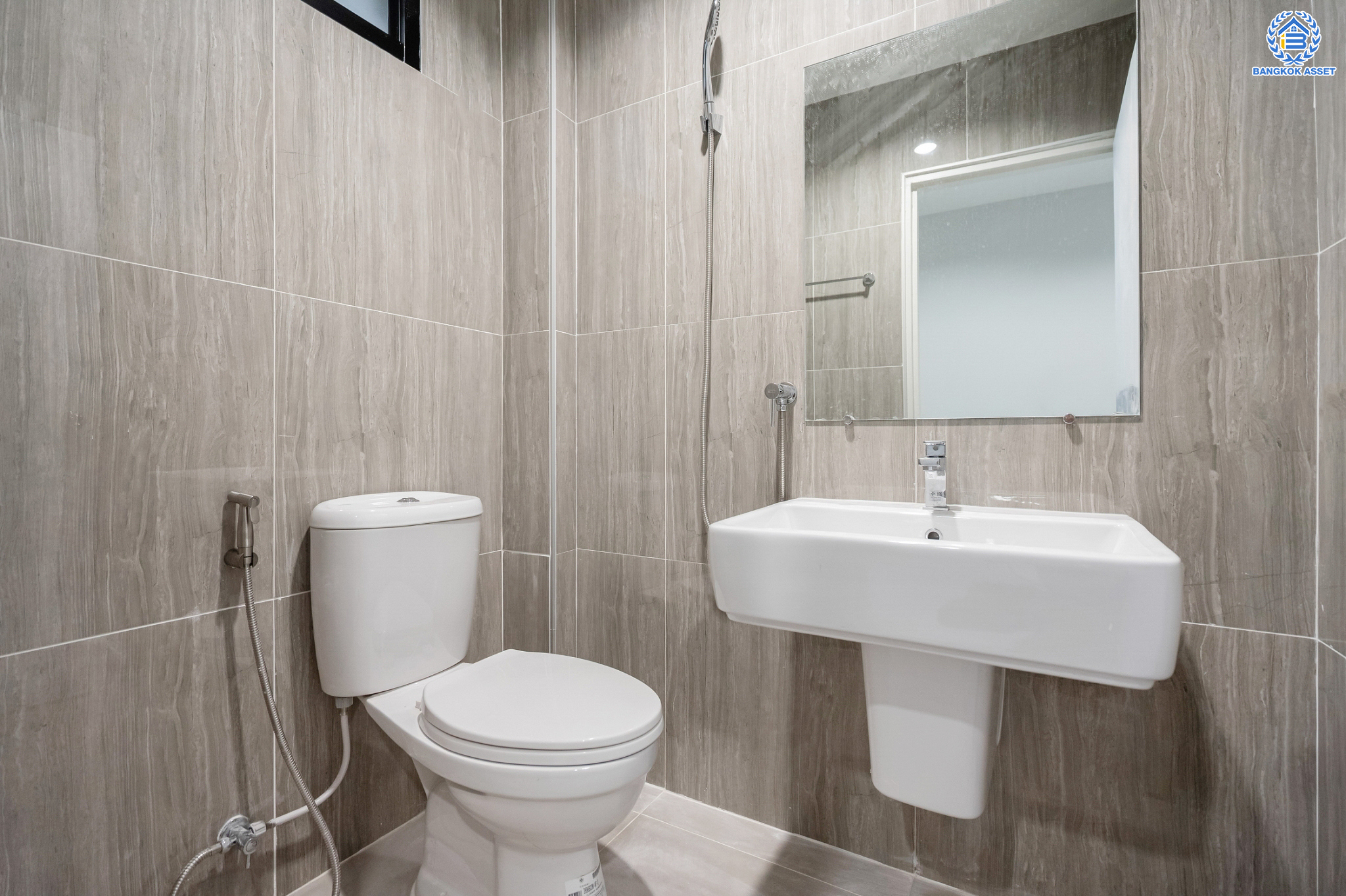 บ้านมือสองตกแต่งใหม่ ม.ฉัตรมณี บางซ่อน ทาวน์เฮ้าส์ 3 ชั้น หลังมุม เนื้อที่ 23.3 ตร.ว. ฟังก์ชัน 3 ห้องนอน 3 ห้องน้ำ จอดรถได้ 2 คัน บนที่สุดแห่งทำเล! ย่านกรุงเทพ-นนท์ ใกล้ตลาดจตุจักร ทางด่วน "ศรีรัช" และรถไฟฟ้าสายสีม่วง "สถานีบางซ่อน"